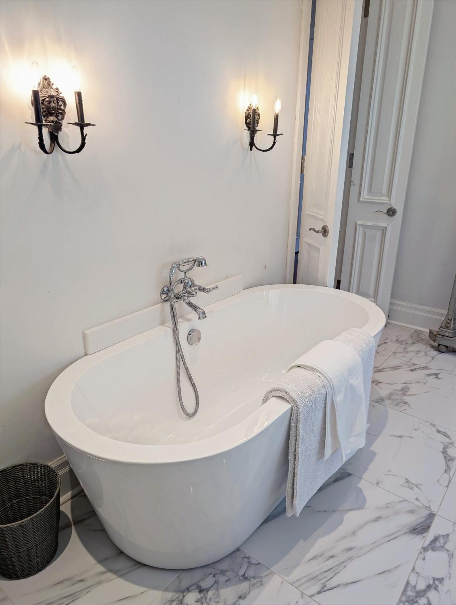 Deluxe King Room,1667351824:JPEG